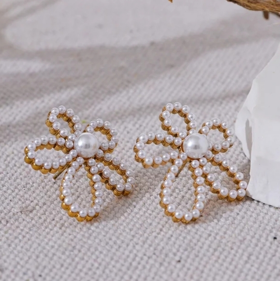 Elegant Pearl  Earrings - Picture 3 of 6